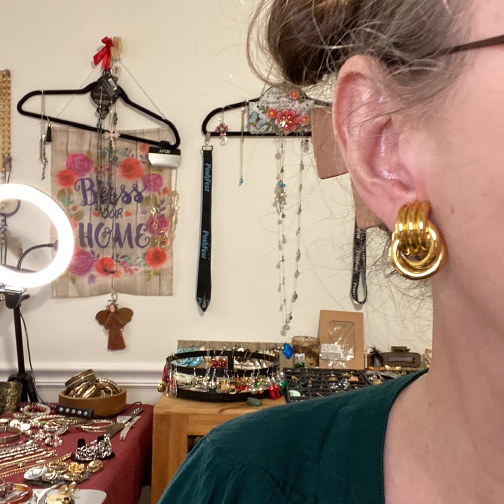 X Sold x Vintage Trifari clip earrings 1” - Picture 8 of 9